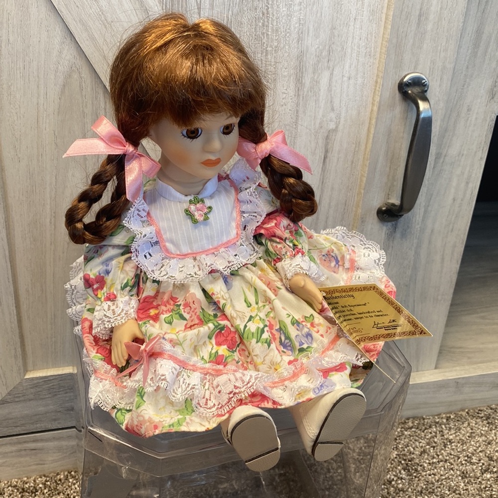 Soft Expressions Animated Wind Up Bisque Porcelain Musical Doll Brown Hair/Eyes